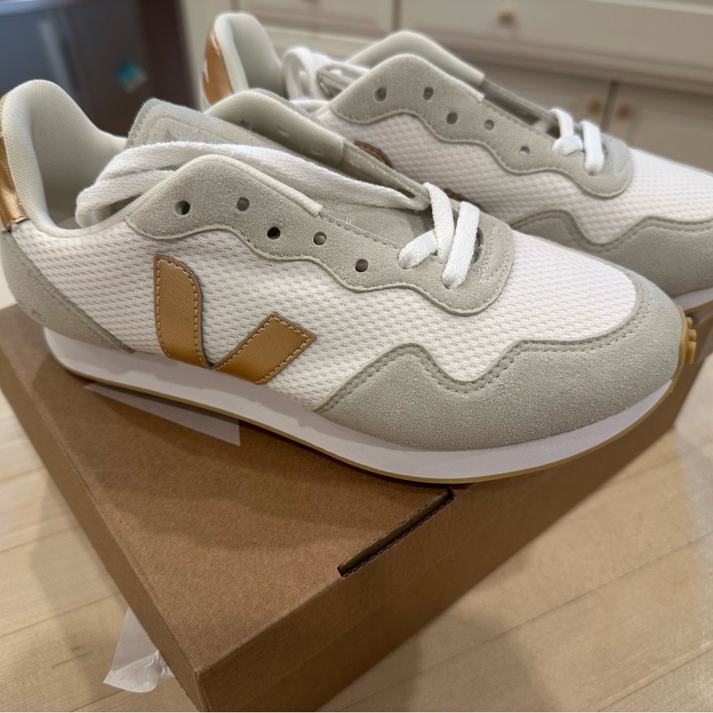 VEJA Sneakers BRAND NEW Size 7